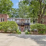 Light Filled 2 Bedroom In Myers Park With A Porch