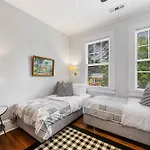 Light Filled 2 Bedroom In Myers Park With A Porch