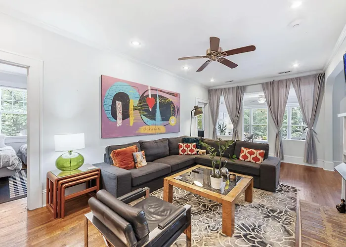 Light Filled 2 Bedroom In Myers Park With A Porch