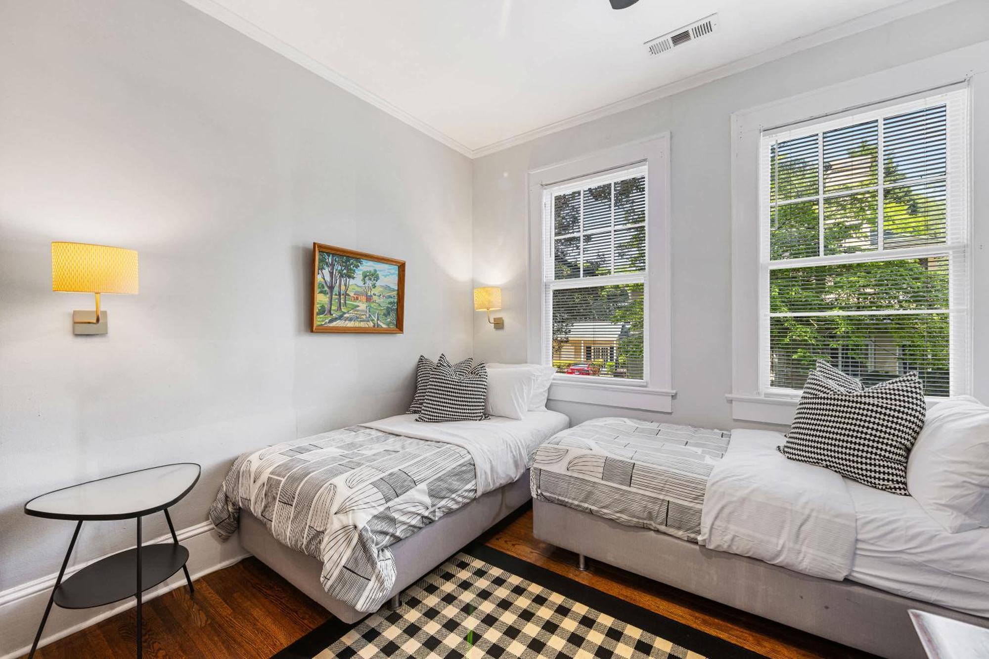 Light Filled 2 Bedroom In Myers Park With A Porch Holiday home *